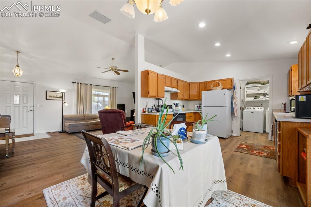 Image 10 of 26: Dining Area