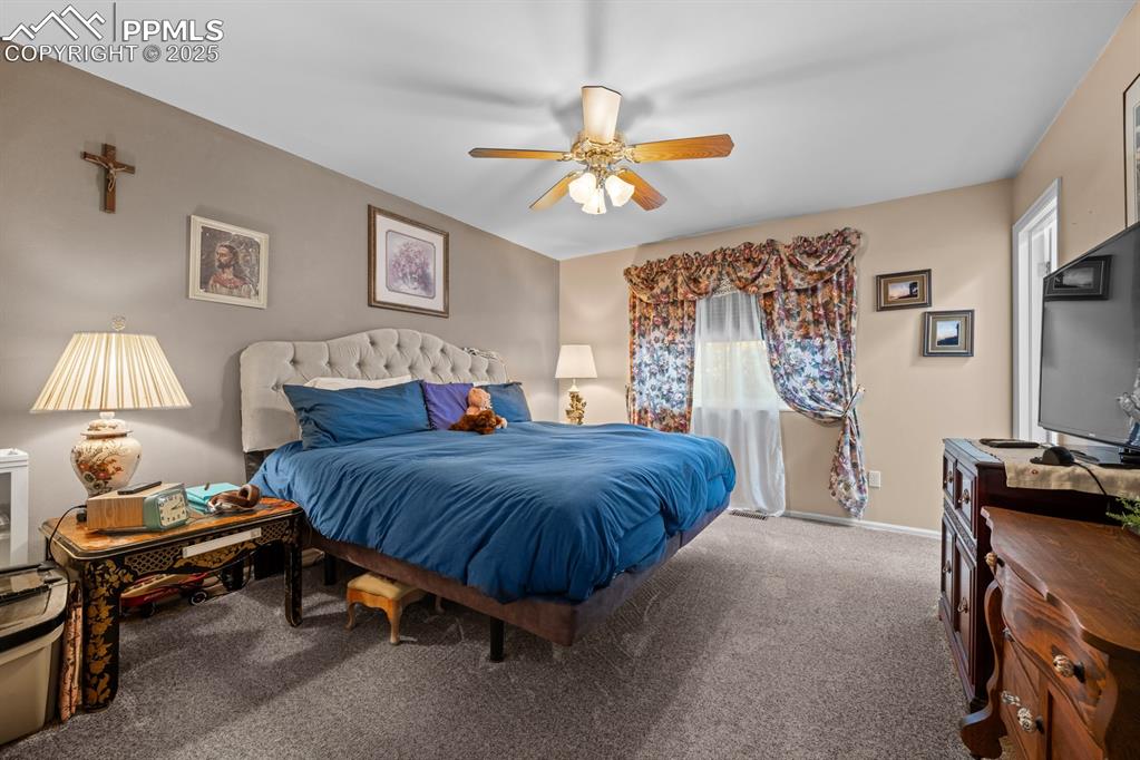 Image 12 of 26: Bedroom