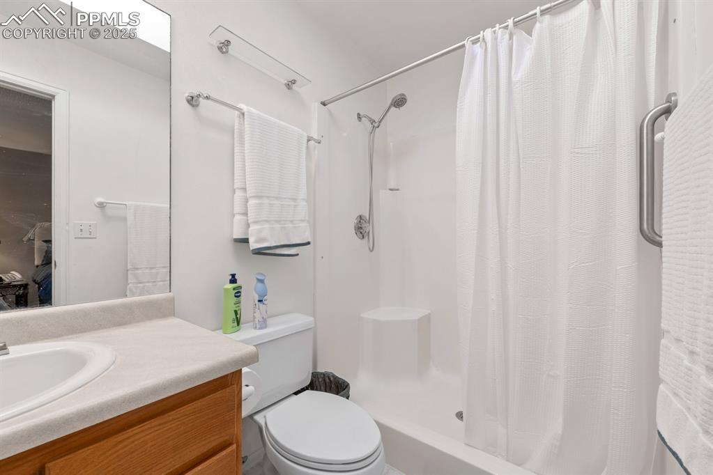 Image 14 of 26: Bathroom