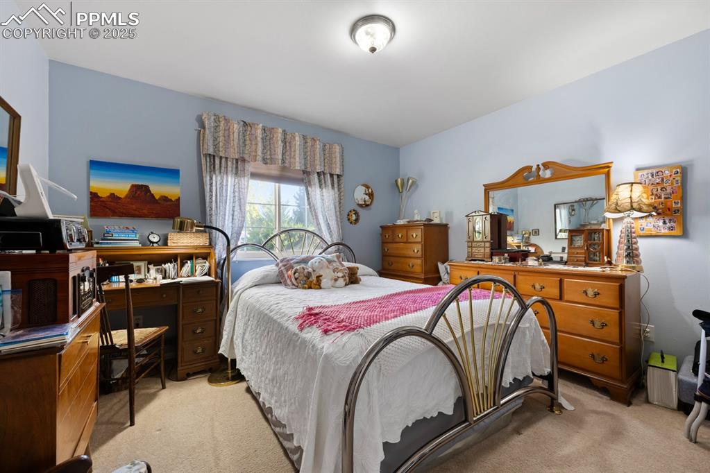 Image 16 of 26: Bedroom