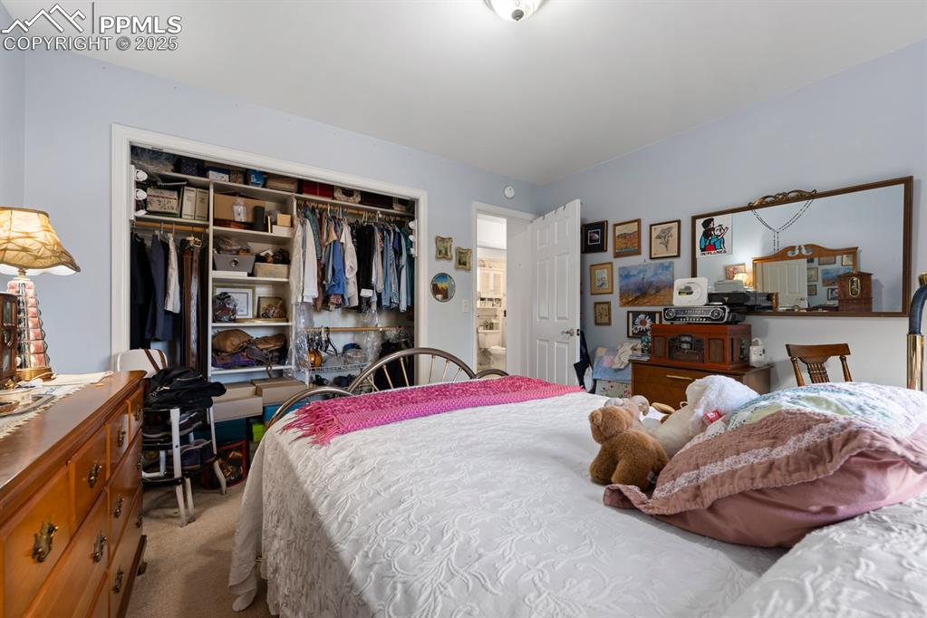 Image 17 of 26: Bedroom