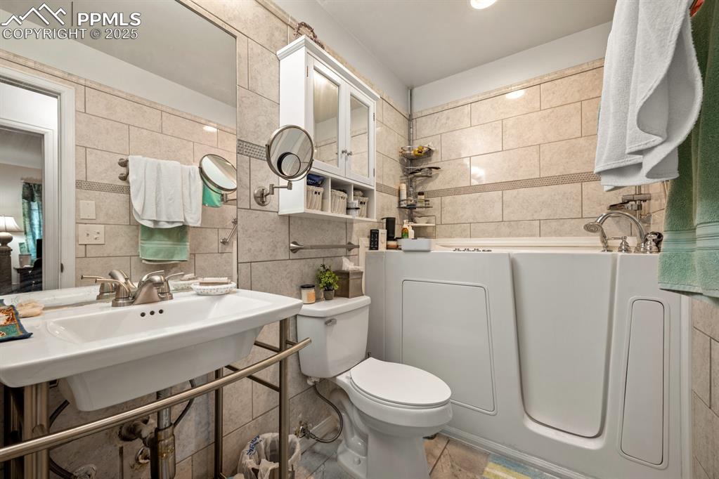 Image 18 of 26: Bathroom