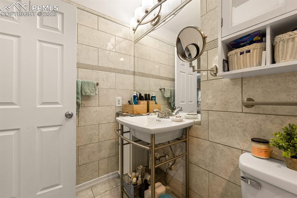 Image 19 of 26: Bathroom