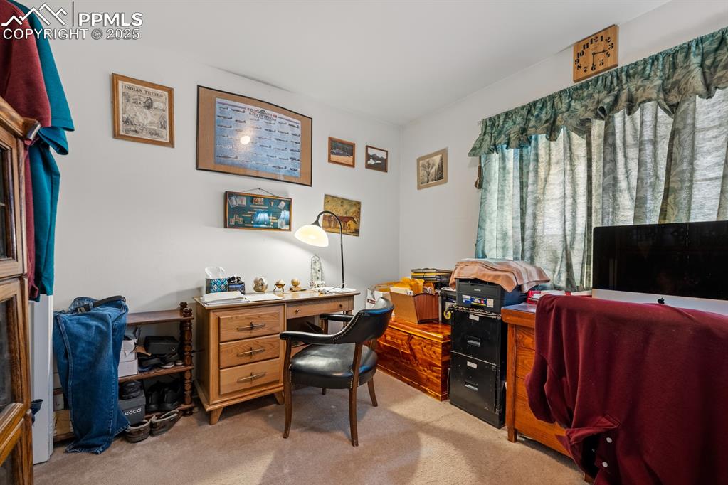 Image 20 of 26: Office