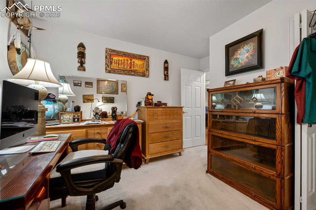 Image 21 of 26: Office