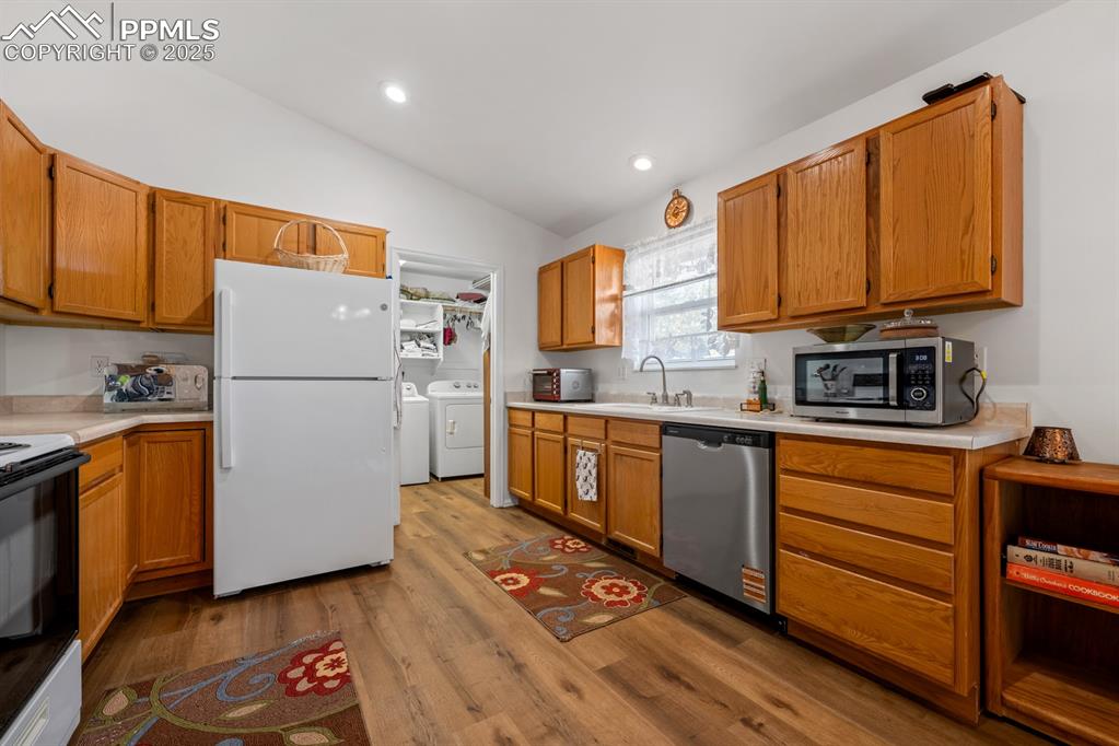 Image 7 of 26: Kitchen