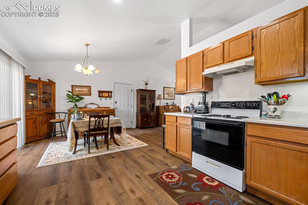 Image 8 of 26: Kitchen