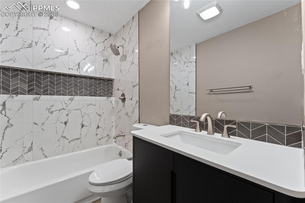 Image 17 of 36: Bathroom