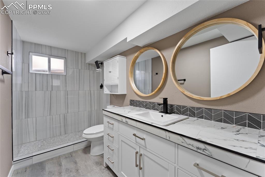 Image 28 of 36: Bathroom