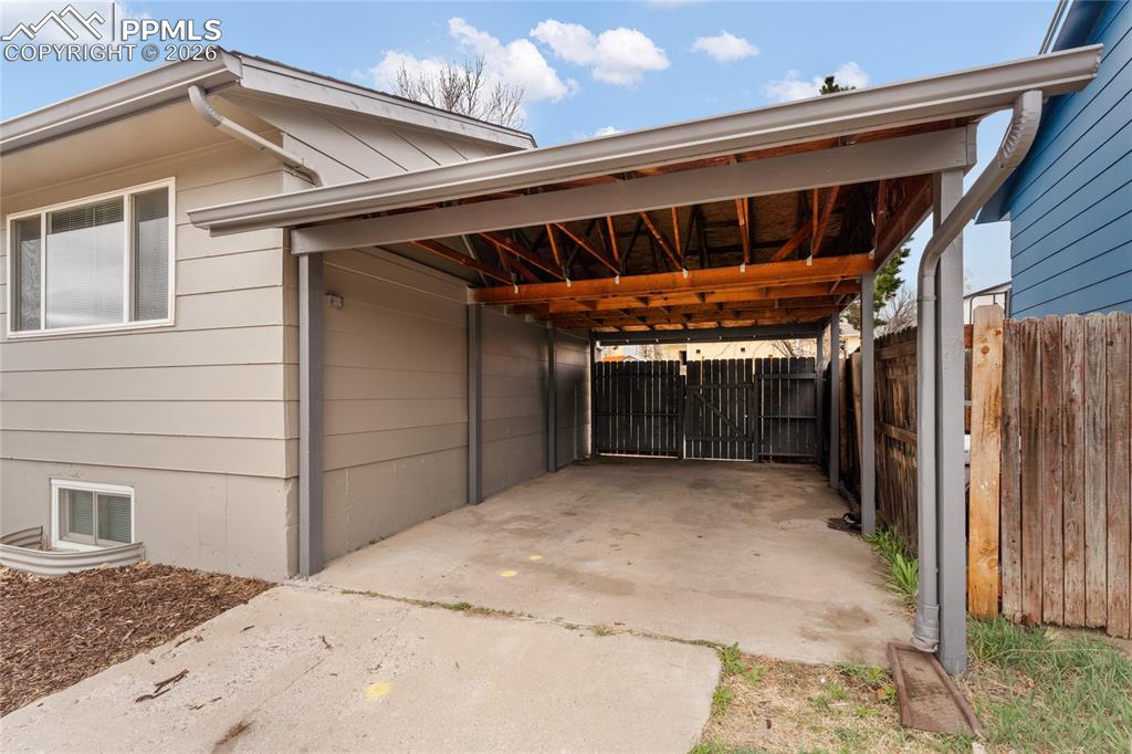 Image 3 of 36: Parking