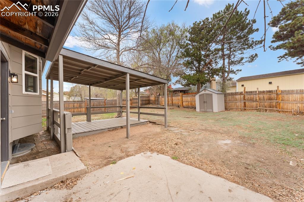 Image 33 of 36: Yard