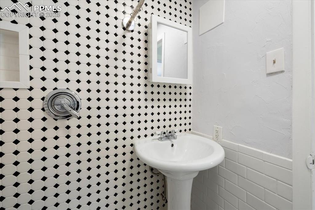 Image 26 of 40: Cottage 4 - updated bath