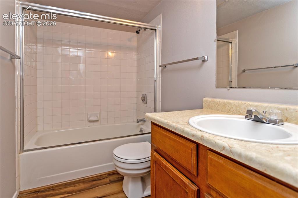 Image 18 of 19: Bathroom
