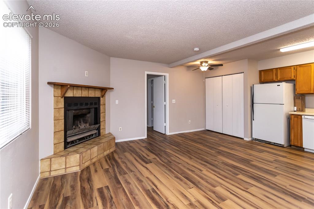 Image 4 of 19: Living Room