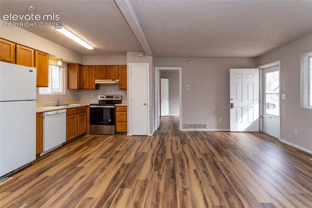 Image 6 of 19: Kitchen