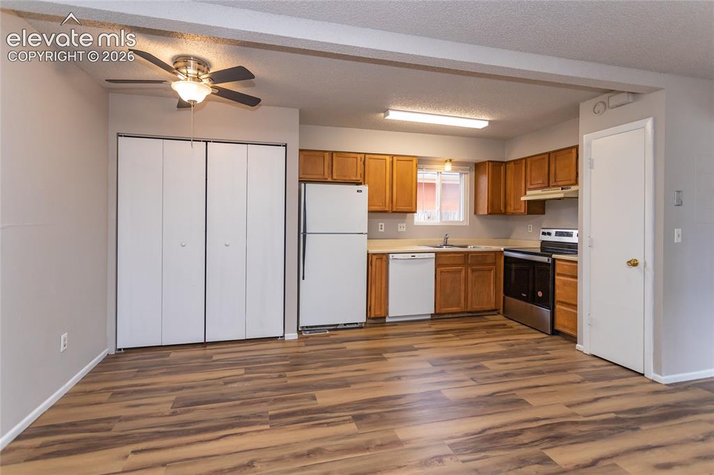 Image 7 of 19: Kitchen
