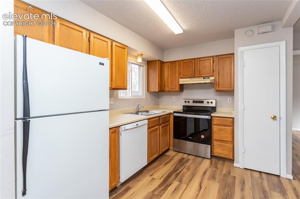 Image 8 of 19: Kitchen