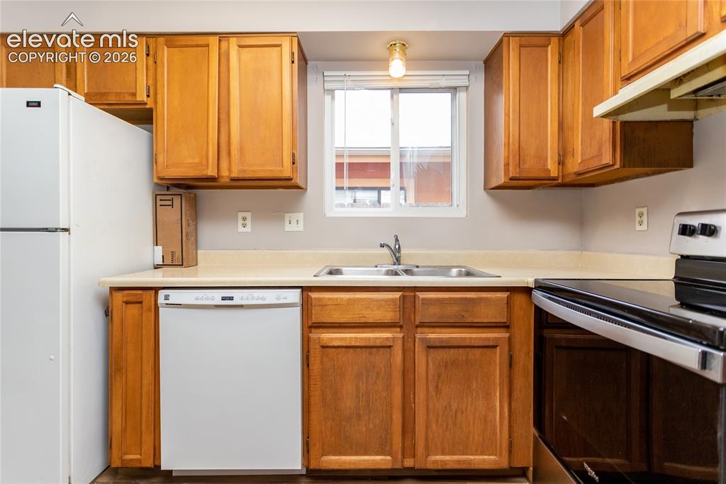 Image 9 of 19: Kitchen