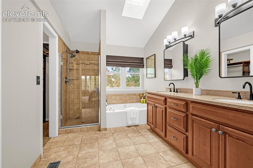 Image 23 of 48: Bathroom