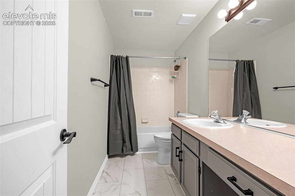Image 31 of 48: Bathroom