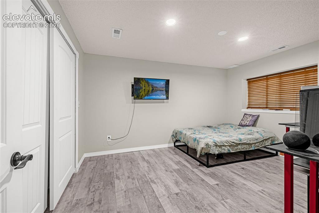 Image 32 of 48: Bedroom