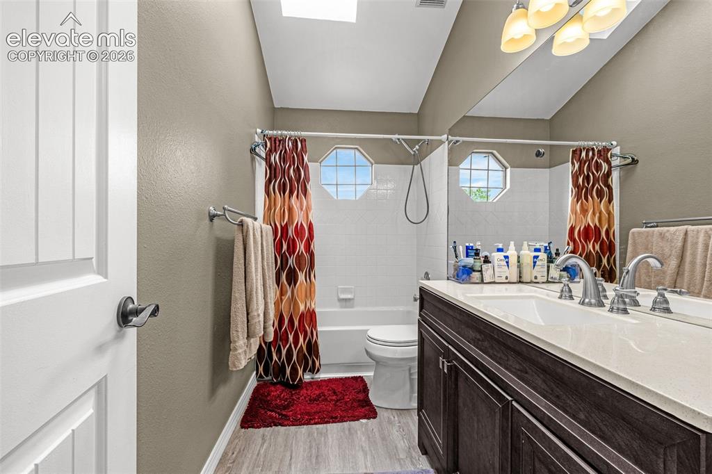 Image 33 of 48: Bathroom