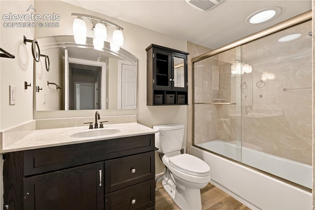 Image 10 of 35: Bathroom