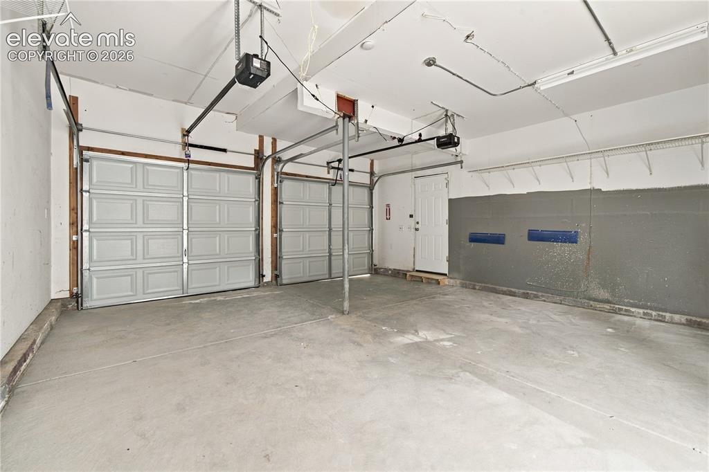 Image 22 of 35: Garage
