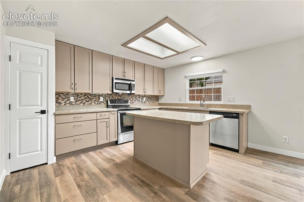 Image 4 of 35: Kitchen