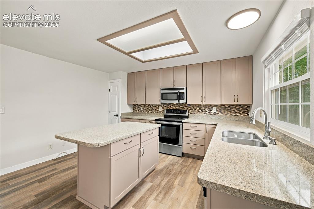 Image 5 of 35: Kitchen