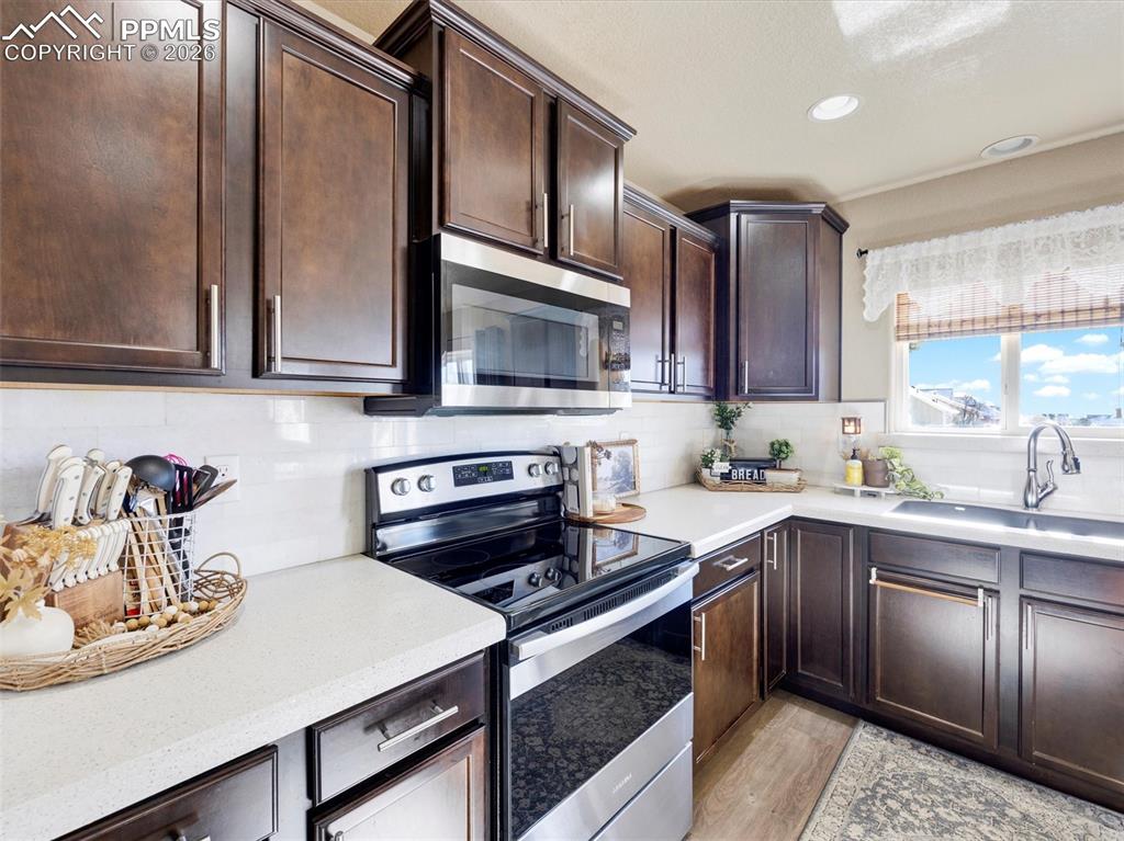 Image 13 of 40: Kitchen