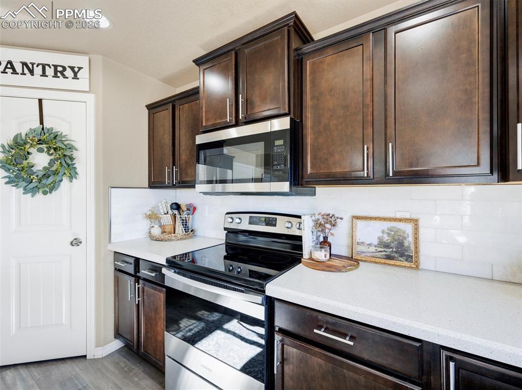 Image 15 of 40: Kitchen