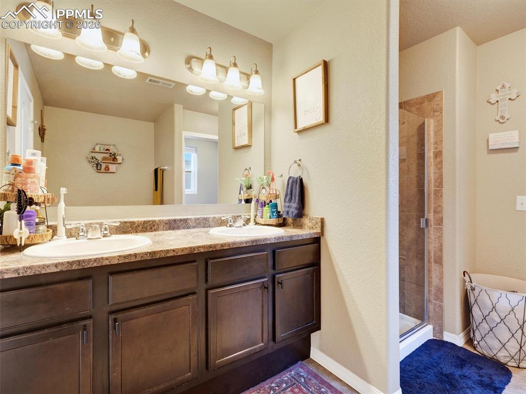 Image 20 of 40: Bathroom