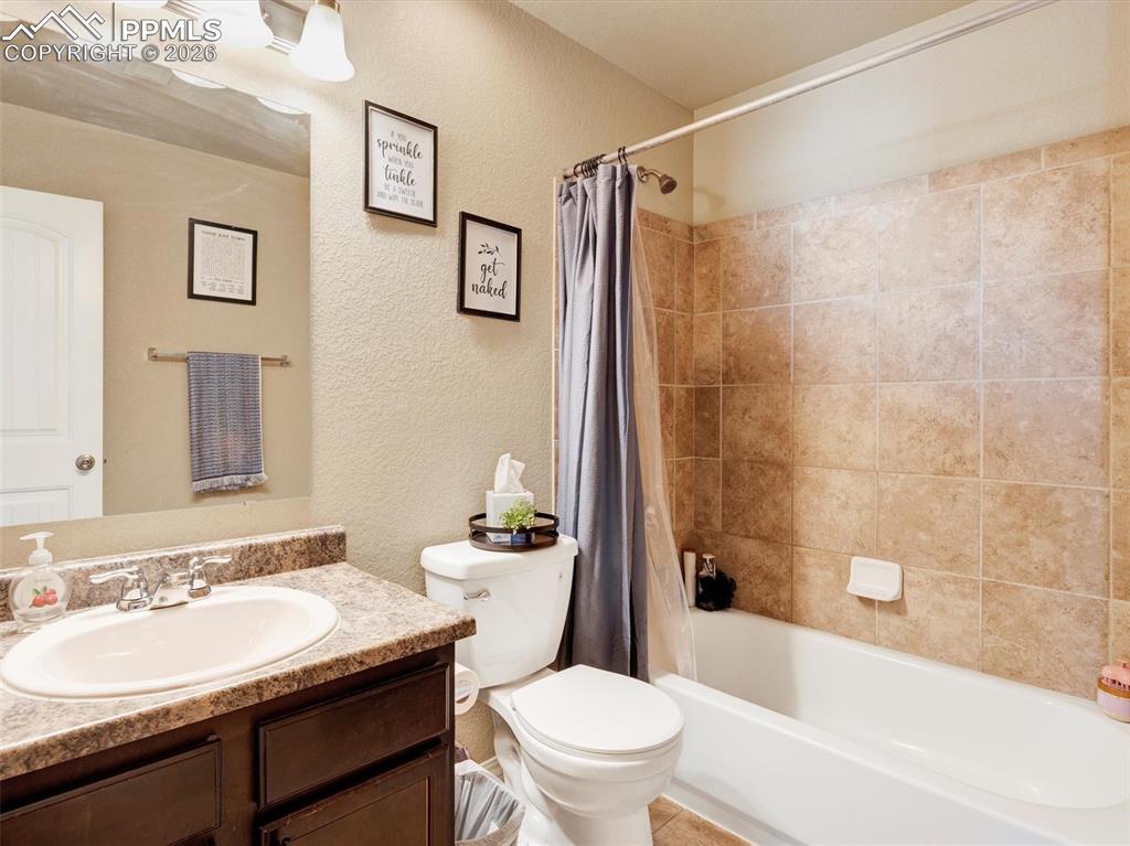 Image 25 of 40: Bathroom