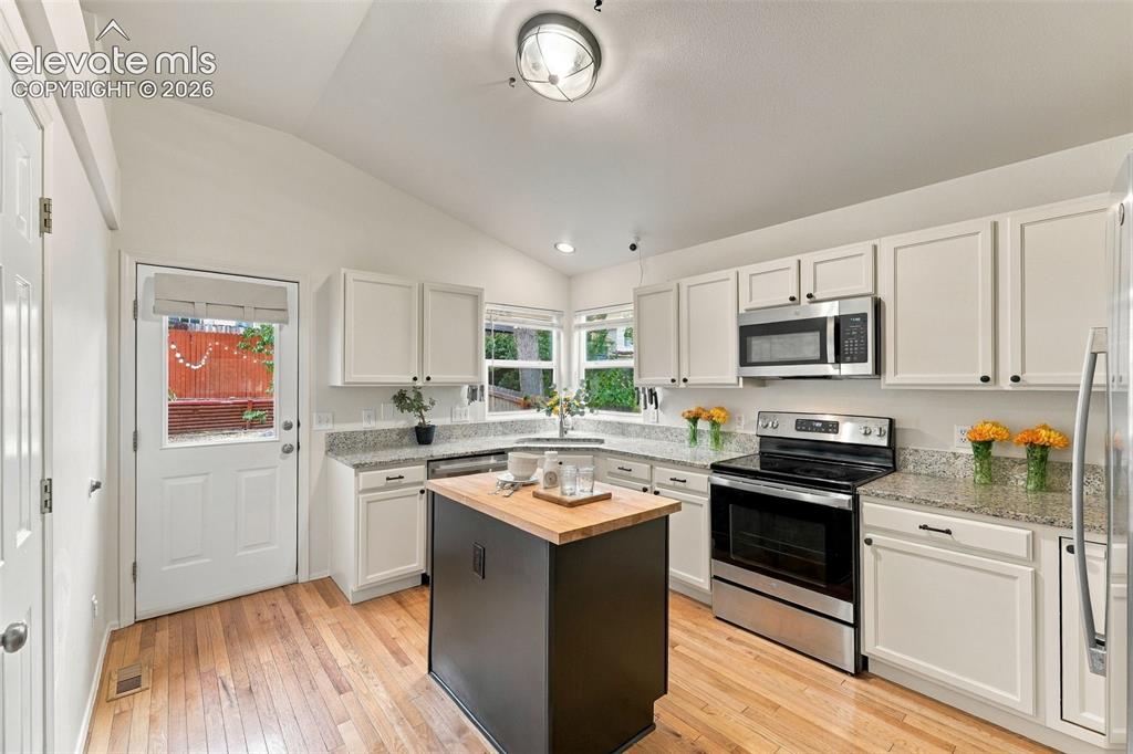 Image 13 of 46: Kitchen
