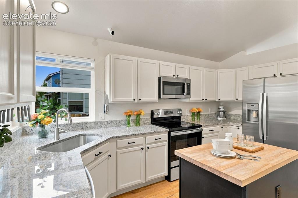 Image 14 of 46: Kitchen