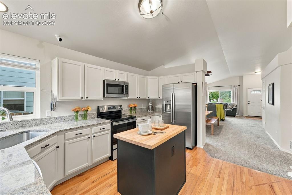 Image 15 of 46: Kitchen