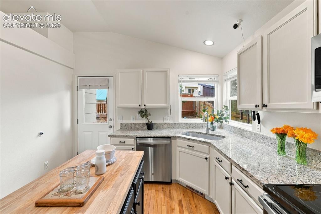 Image 16 of 46: Kitchen
