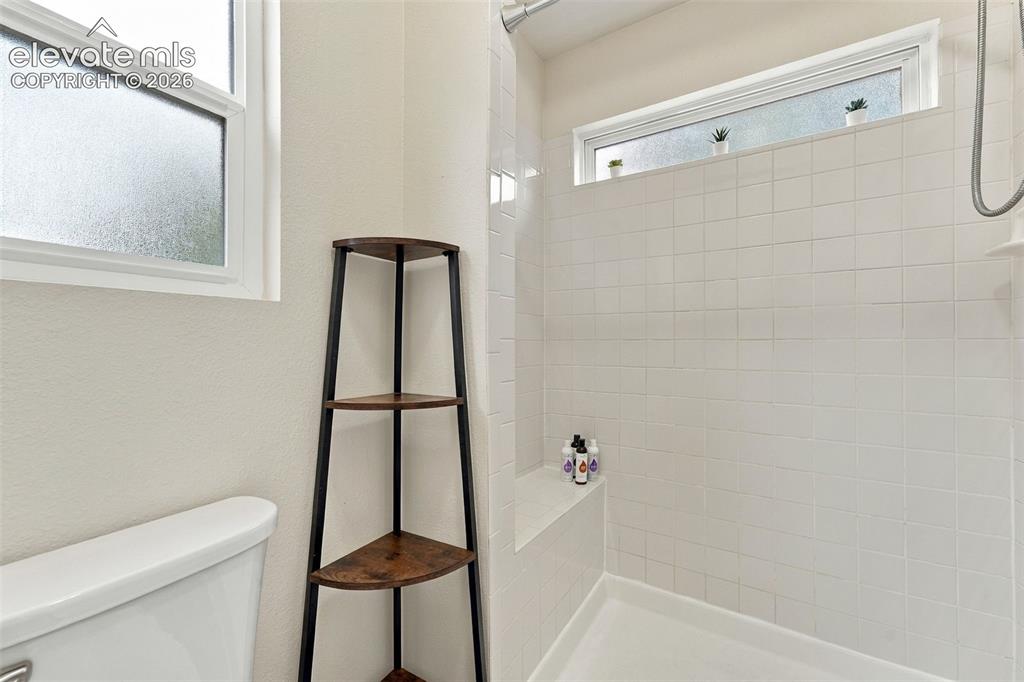 Image 19 of 46: Bathroom