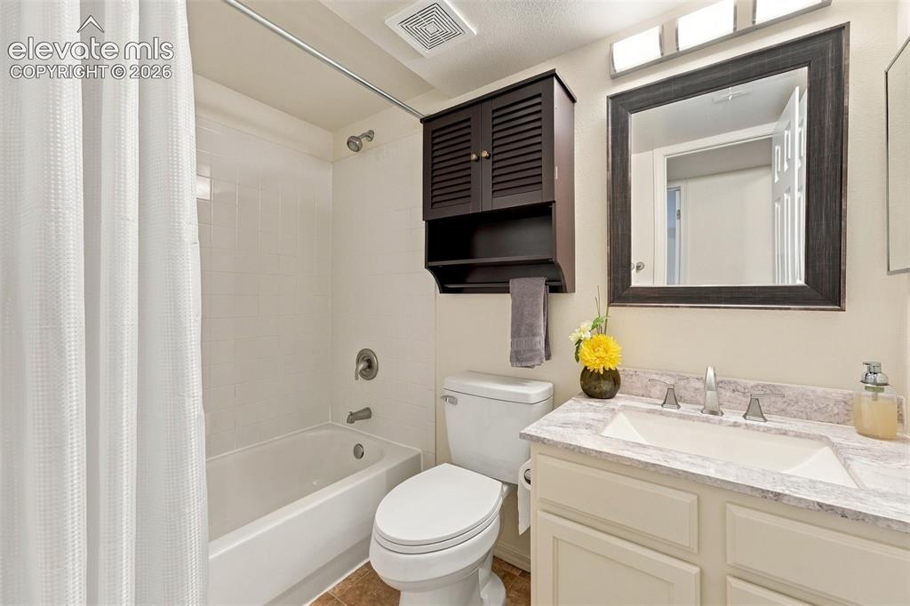 Image 33 of 46: Bathroom