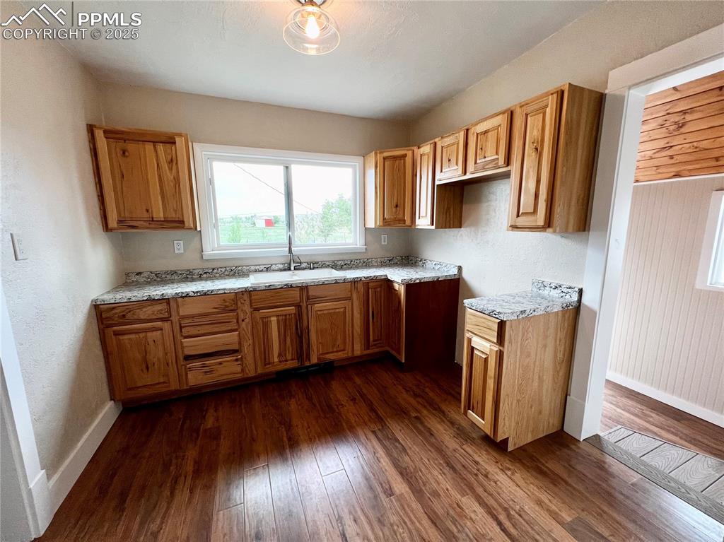 Image 13 of 25: Kitchen