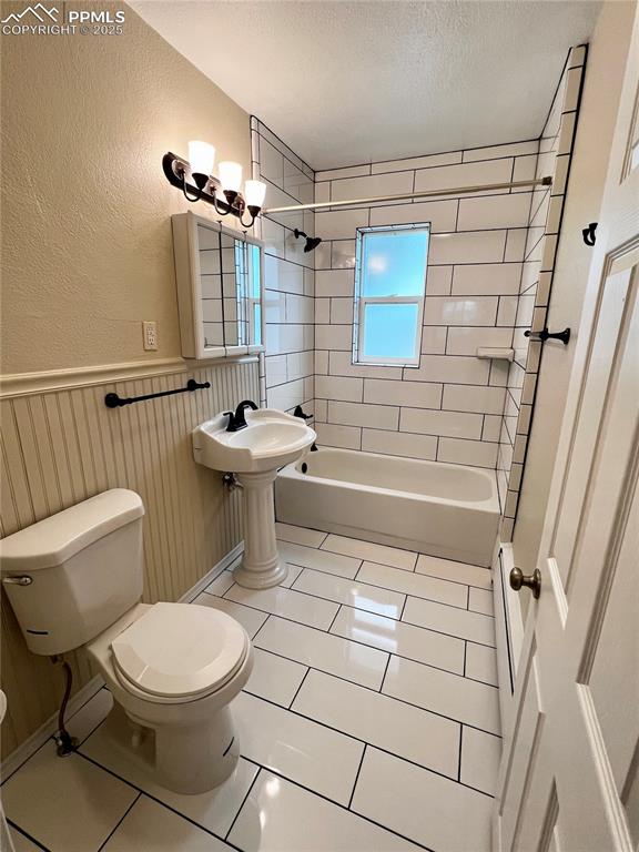Image 19 of 25: Bathroom
