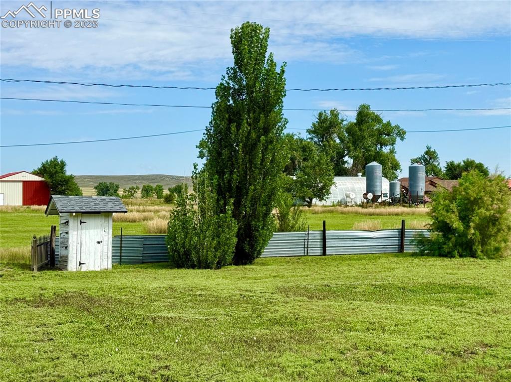 Image 8 of 25: Yard