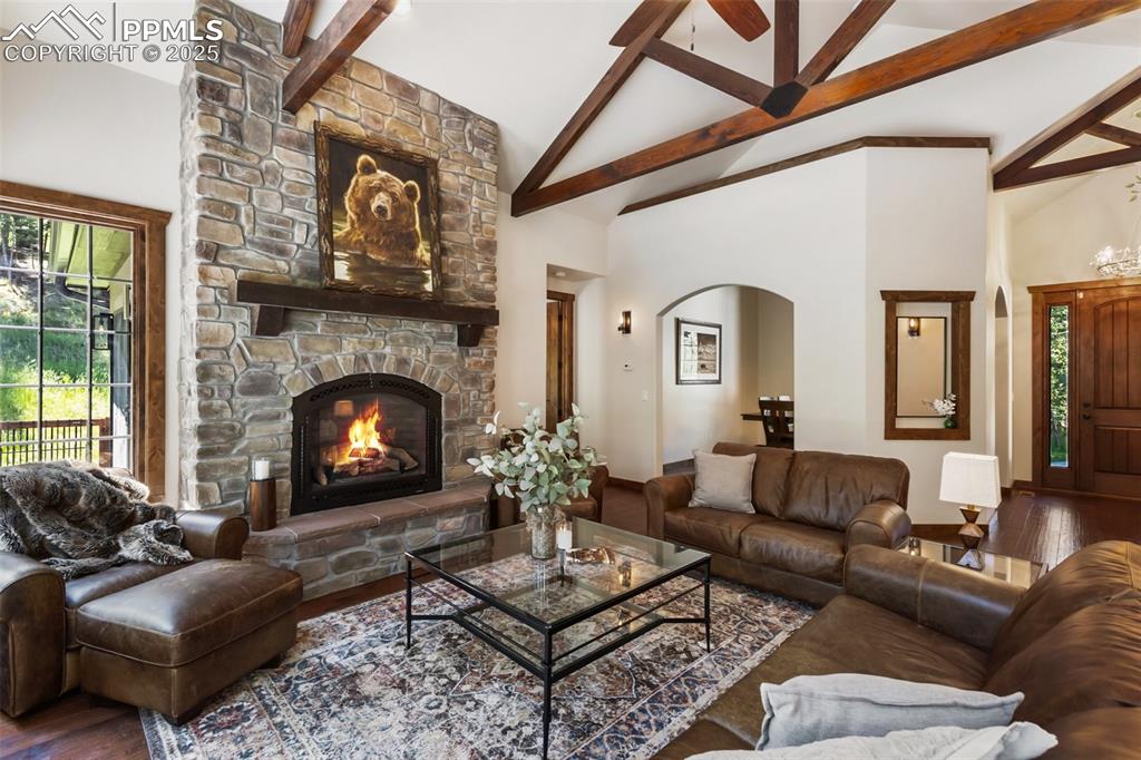 Image 14 of 50: Living Room