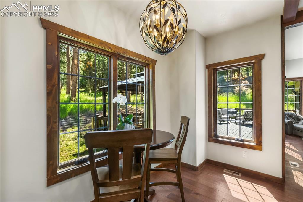 Image 17 of 50: Dining Area