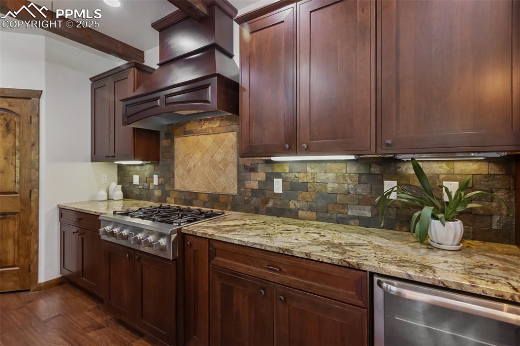 Image 18 of 50: Kitchen