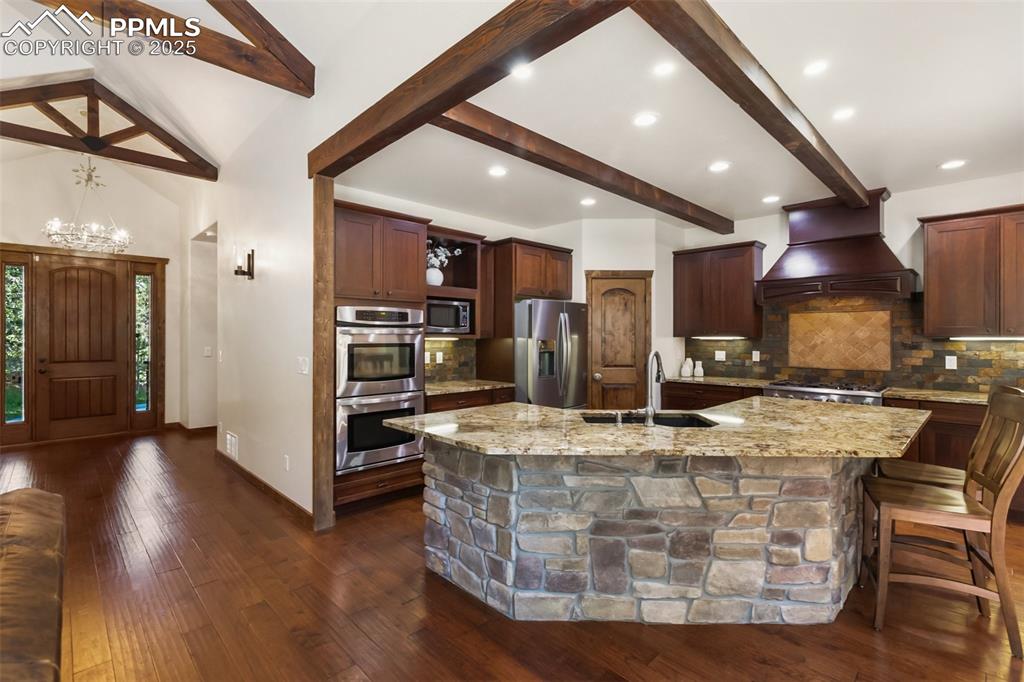 Image 20 of 50: Kitchen