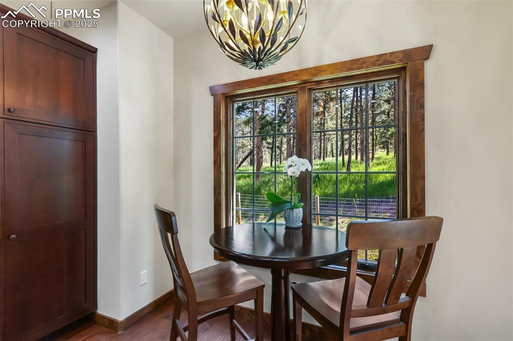 Image 21 of 50: Dining Area