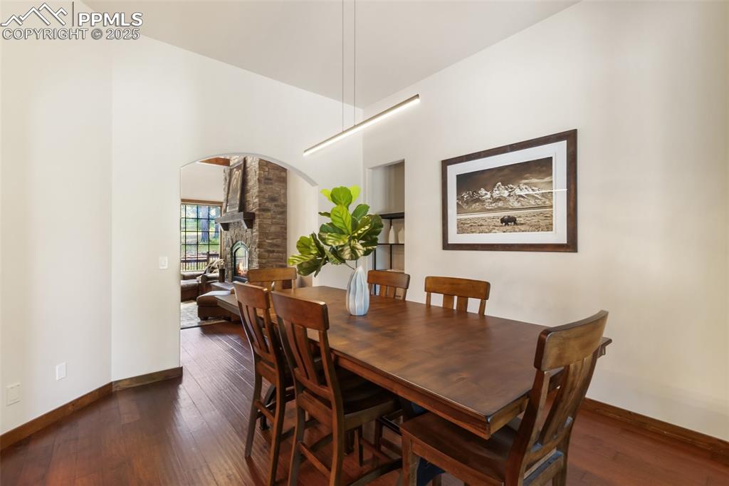 Image 23 of 50: Dining Area