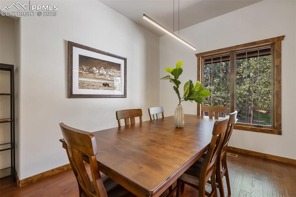 Image 25 of 50: Dining Area